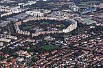 Ringförmige Mehrfamilienhaussiedlung in München Neuperlach im Bundesland Bayern. Der sogenannte Wohnring umschließt den Theodor-Heuss-Platz und wurde von den Architekten Bernt Lauter und Manfred Zimmer entworfen.