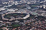 Ringförmige Mehrfamilienhaussiedlung in München Neuperlach im Bundesland Bayern. Der sogenannte Wohnring umschließt den Theodor-Heuss-Platz und wurde von den Architekten Bernt Lauter und Manfred Zimmer entworfen.