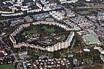 Ringförmige Mehrfamilienhaussiedlung in München Neuperlach im Bundesland Bayern. Der sogenannte Wohnring umschließt den Theodor-Heuss-Platz und wurde von den Architekten Bernt Lauter und Manfred Zimmer entworfen.
