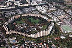 Ringförmige Mehrfamilienhaussiedlung in München Neuperlach im Bundesland Bayern. Der sogenannte Wohnring umschließt den Theodor-Heuss-Platz und wurde von den Architekten Bernt Lauter und Manfred Zimmer entworfen.
