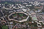 Ringförmige Mehrfamilienhaussiedlung in München Neuperlach im Bundesland Bayern. Der sogenannte Wohnring umschließt den Theodor-Heuss-Platz und wurde von den Architekten Bernt Lauter und Manfred Zimmer entworfen.