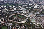 Ringförmige Mehrfamilienhaussiedlung in München Neuperlach im Bundesland Bayern. Der sogenannte Wohnring umschließt den Theodor-Heuss-Platz und wurde von den Architekten Bernt Lauter und Manfred Zimmer entworfen.