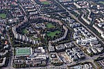 Ringförmige Mehrfamilienhaussiedlung in München Neuperlach im Bundesland Bayern. Der sogenannte Wohnring umschließt den Theodor-Heuss-Platz und wurde von den Architekten Bernt Lauter und Manfred Zimmer entworfen.