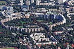 Ringförmige Mehrfamilienhaussiedlung in München Neuperlach im Bundesland Bayern. Der sogenannte Wohnring umschließt den Theodor-Heuss-Platz und wurde von den Architekten Bernt Lauter und Manfred Zimmer entworfen.