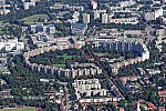 Ringförmige Mehrfamilienhaussiedlung in München Neuperlach im Bundesland Bayern. Der sogenannte Wohnring umschließt den Theodor-Heuss-Platz und wurde von den Architekten Bernt Lauter und Manfred Zimmer entworfen.