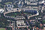 Ringförmige Mehrfamilienhaussiedlung in München Neuperlach im Bundesland Bayern. Der sogenannte Wohnring umschließt den Theodor-Heuss-Platz und wurde von den Architekten Bernt Lauter und Manfred Zimmer entworfen.