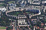 Ringförmige Mehrfamilienhaussiedlung in München Neuperlach im Bundesland Bayern. Der sogenannte Wohnring umschließt den Theodor-Heuss-Platz und wurde von den Architekten Bernt Lauter und Manfred Zimmer entworfen.