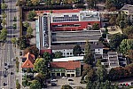 Gebäude von Grundschule mit Mehrzweckhalle, Gemeindeverwaltung und ehemaliger freiwilliger Feuerwehr  an der Planegger und Münchner Straße in Neuried im Bundesland Bayern