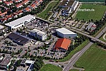Einkaufszentrum und Gewerbegebiet an am Hainbuchenring in Neuried im Bundesland Bayern. Aldi, Rewe, Tengelmann, Vinzenz Murr, DM Drogeriemarkt, Orterer Getränkemarkt, Stiebel Eltron. Sportpark Neuried.