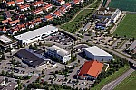 Einkaufszentrum und Gewerbegebiet an am Hainbuchenring in Neuried im Bundesland Bayern. Aldi, Rewe, Tengelmann, Vinzenz Murr, DM Drogeriemarkt, Orterer Getränkemarkt, GP Inspect, GPsolar, Stiebel Eltron.