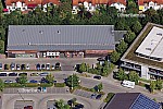 Einkaufszentrum und Gewerbegebiet an am Hainbuchenring in Neuried im Bundesland Bayern. Rossmann Drogeriemarkt, KIK, TUI Reisecenter