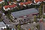 Einkaufszentrum und Gewerbegebiet an am Hainbuchenring in Neuried im Bundesland Bayern. Rossmann Drogeriemarkt, KIK, TUI Reisecenter