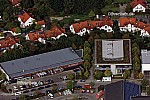 Einkaufszentrum und Gewerbegebiet an am Hainbuchenring in Neuried im Bundesland Bayern. Rossmann Drogeriemarkt, KIK, TUI Reisecenter, GP Inspect, GPsolar